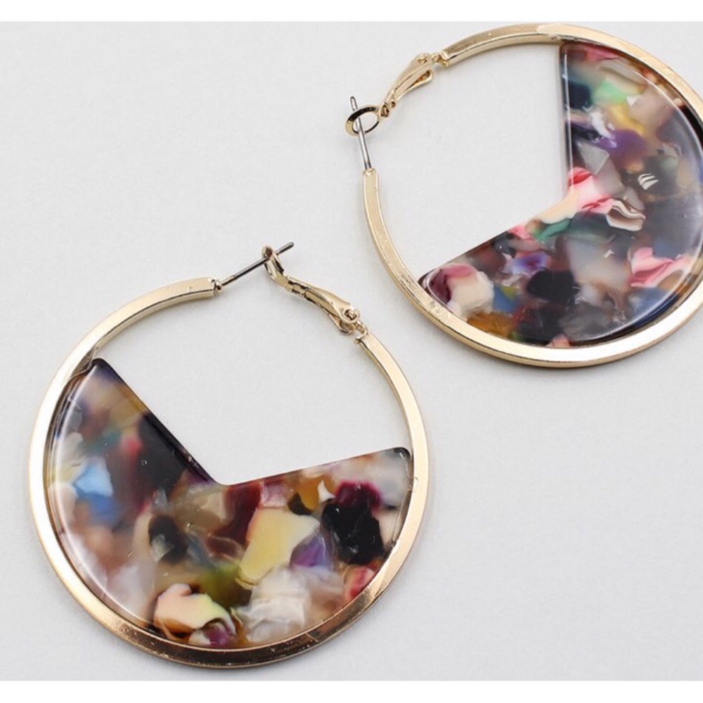 METAL EDGE HOOP EARRINGS WITH RESIN - SHELL MULTI COLOR CLASSY